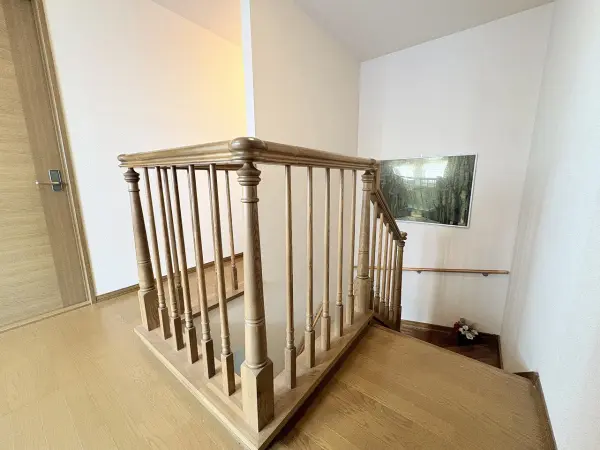 1段1段低く設計された階段につき、年齢を問わず生活しやすく配慮された住宅です。