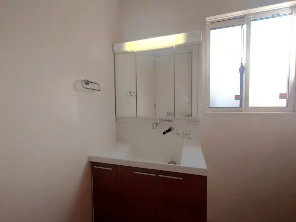 身支度のしやすい、3面鏡付きの洗面化粧台。洗面所内には階段下物入が設けられています。