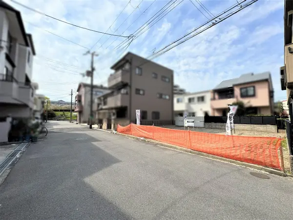 前面道路含む現地写真
前面道路が広く、駐車スペースを設ける際も出入りがスムーズに行えます。