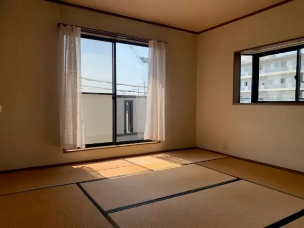 2階和室8.0帖。
全居室約6.0帖以上+収納スペースがございます。
2階全室2面採光です。