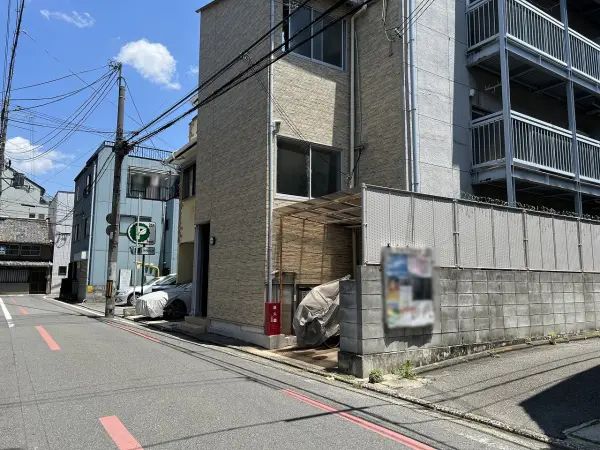 建築条件なし売土地！西・南・東の三方が道路に接しているため日当たり、通風良好な土地です。