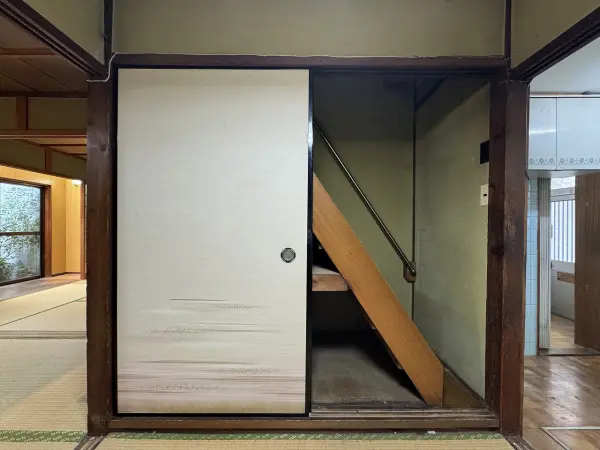 2階へと繋がる階段です。