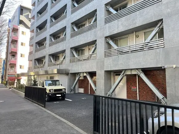 駐車場月額使用料は18000円～25000円です。現況、6台空有。状況は変動の可能性ございます。