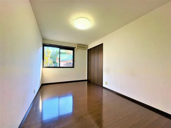 （2階洋室約7.5帖）クローゼットがあり、衣類や日用品をすっきりと収納できます。