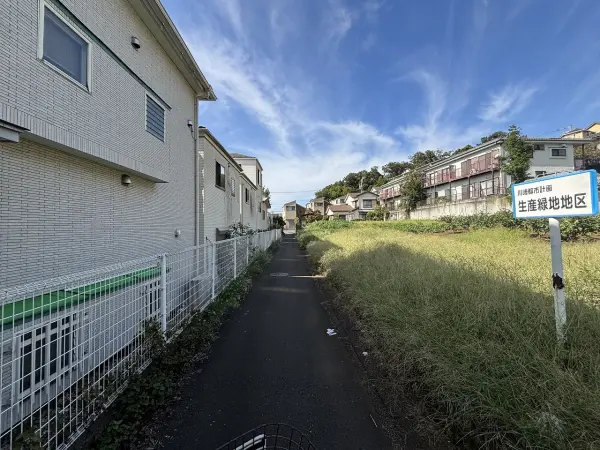 車通りが少なく、小さなお子様がいるご家庭も安心の、静かで穏やかな前面道路です。