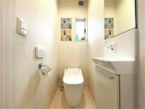 （1階トイレ）年間を通して快適に使用できる、温水洗浄便座付き。ミラー＋手洗い器が設置されています。