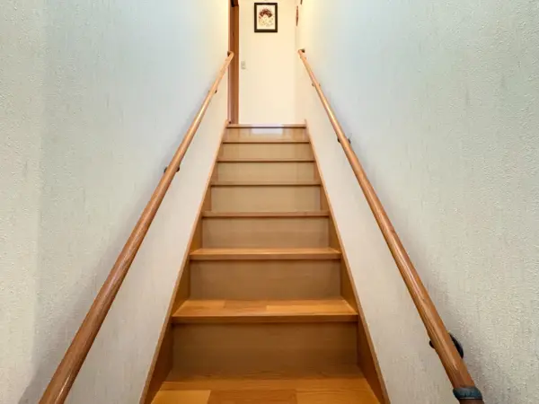 階段には、手すりが備え付けられています。