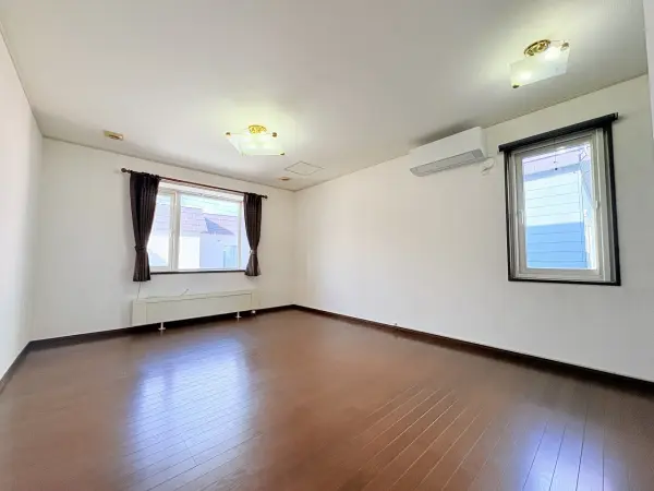 2階洋室約10帖。西側と北側の採光が入ります。