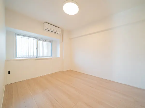 約6.0帖とダブルベッドも配置できる広さのため、主寝室にもおすすめのお部屋です。