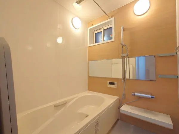 浴室には、浴室暖房乾燥機が備えられています。浴槽は半身浴などを楽しめる、ベンチ付きタイプです。