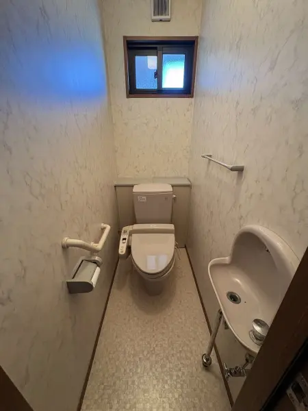 トイレは、各階に配置されています。利用が重なる時間帯や来客時も気兼ねなく使えます。