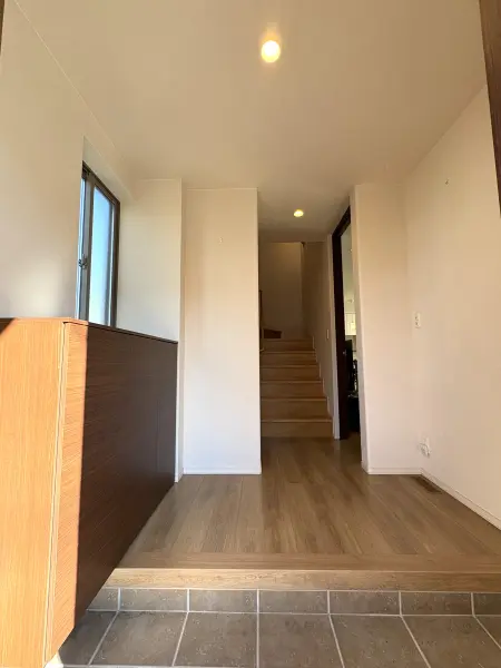 玄関横に収納があるため、収納することですっきりとした玄関を保ち、急な来客にも対応できます。