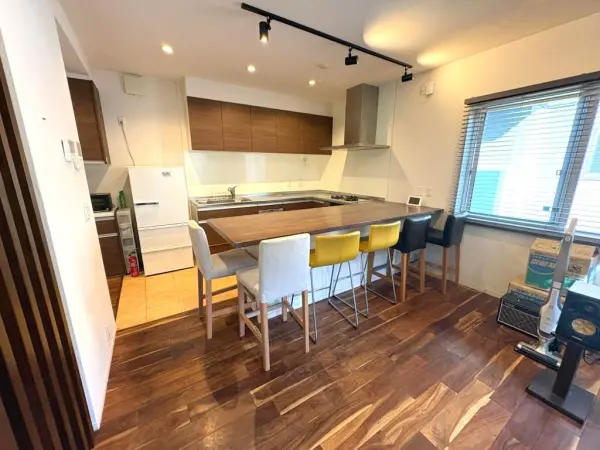 LDKは広々とした約28.0帖です。床材はアカシアの無垢材を使用した、おしゃれなフロアです。