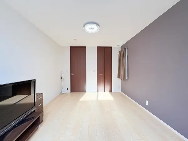 約8.5帖のゆったりとした洋室は南側と東側から採光が望めます。