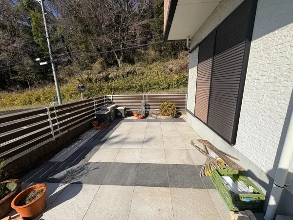 タイルガーデン:水栓が設置されています。暑い季節にバーベキューなどにもお使いいただけます。