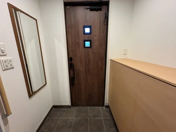 玄関ホールはガレージからも直接住戸に入れる設計で、手洗いもすぐでき帰宅後の導線に配慮されています。