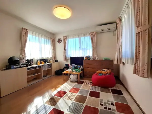 （洋室約8.5帖）3面採光で日当たり、通気性の良い空間。大きめのベッドも配置できる広さです。