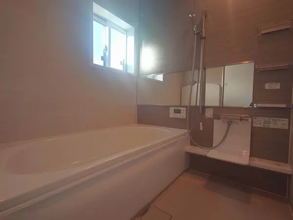 1日の疲れを癒していただける浴室。雨の日や花粉が多い時期に重宝する浴室乾燥機付きです。