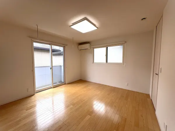 2階洋室約8.0帖。二面採光で明るい室内。