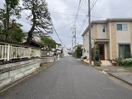 北側前面道路（２０２５年５月撮影）