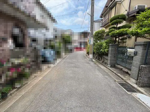 東側道路（２０２５年６月撮影）