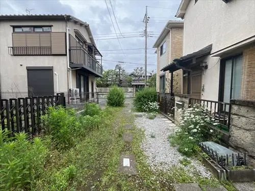 東側前面道路（２０２５年５月撮影）