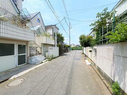 【現地前面道路２０２５年７月撮影】