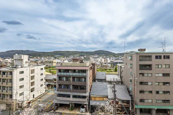 東向きバルコニーからの眺望写真です。晴れた日には、気持ちの良い青空と遠くの山を眺めることができます。