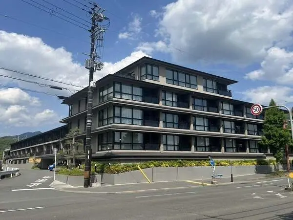 叡山電鉄「修学院」駅まで徒歩3分、地下鉄烏丸線「松ヶ崎」駅まで徒歩13分で通勤などに便利な立地です。
