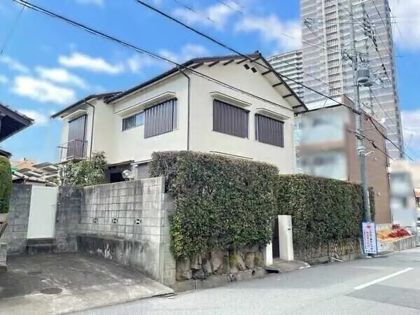 現況古家有り。建物解体後、更地でのお引渡しの予定です。第一種低層住居専用地域内に位置します。