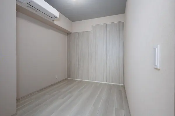 LDKと隣接し、多用途に活用いただける洋室です。天井には珪藻土が使用されています。収納あり。