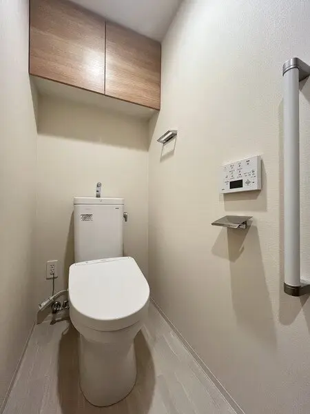 毎日快適に使用できる温水洗浄便座付きのトイレです。立ち座りをサポートする手すりが設けられています。
