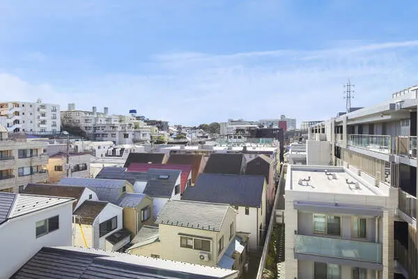 開放的な眺望とともに、光と風の恩恵を得られる最上階住戸。晴れた日はバルコニーから青空を楽しめます。