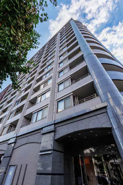 総戸数137戸、地上14階建てのマンションです。三菱地所コミュニティによる日勤管理が行われています。