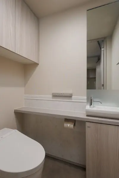 年間を通して快適にご使用いただける、温水洗浄便座付きのトイレです。独立した手洗い器が備わっています。