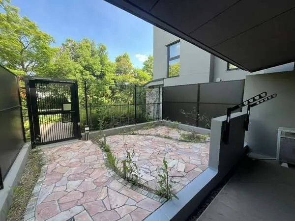 晴れた日には、気軽に屋外へ出てリフレッシュできます。洗濯物や布団を気持ちよく干せそうです。