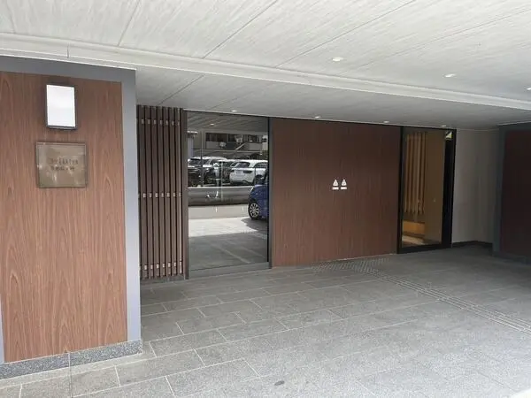 防犯面に配慮されたダブルオートロック付きマンションです。モニター付きインターホンが備わっています。