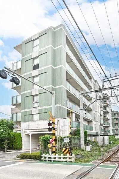 買い物施設や小・中学校も身近に揃う、快適な住環境です。