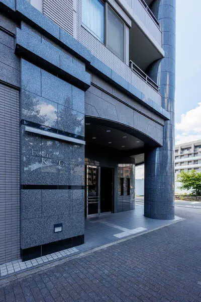 共用部は宅配ボックス付き。モニタ付きインターホンやオートロック搭載。防犯面に配慮されています。