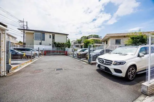 敷地内駐車場が設けられています。最新の空き状況や駐車可能なお車のサイズ等は、お問い合わせください。