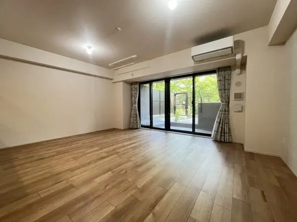 1階部分に位置する角住戸です。階下への足音などの生活音を気にせずにのびのびとお過ごしいただけます。