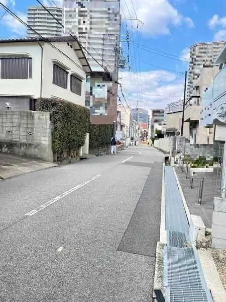 小学校や公園、スーパーやコンビニなどが徒歩圏内に揃います。子育て世帯にもうれしい住環境です。