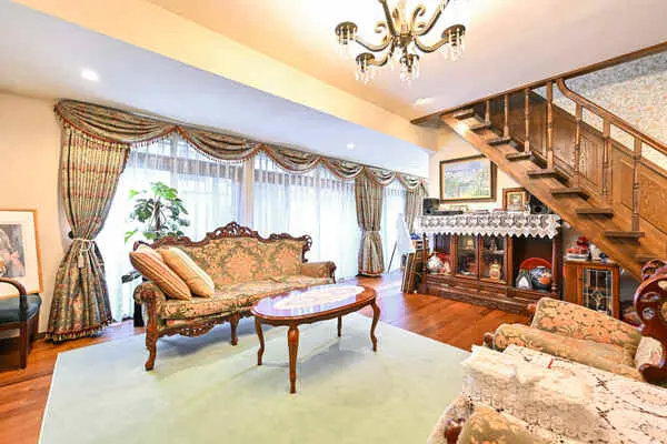 東京都八王子市絹ケ丘２丁目 一戸建て