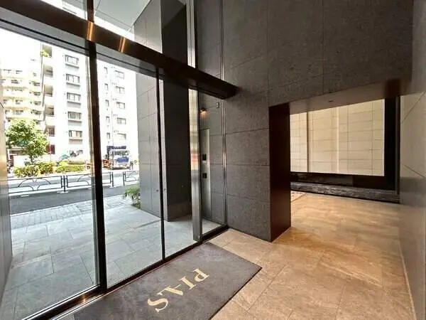 大切なペットと一緒に暮らせます(細則有り)。プライバシーに配慮された内廊下設計のマンションです。
