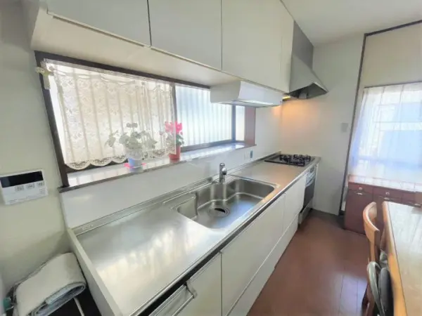 窓のあるシステムキッチンです。