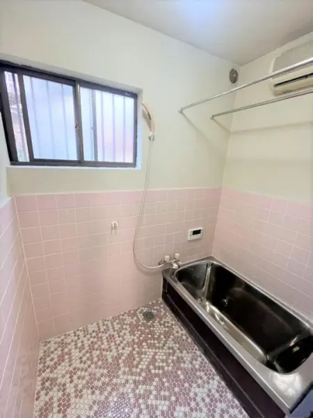 窓があり換気のできる浴室です。