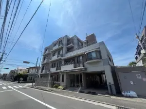 閑静な住宅街に佇むマンション