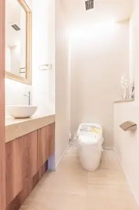 手洗いカウンター付きのトイレ