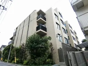 西側から見たマンション外観