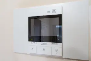 事前にモニターで来訪者の顔を確認してから対応できます。小さなお子さまがいるご家庭でも防犯上安心です。